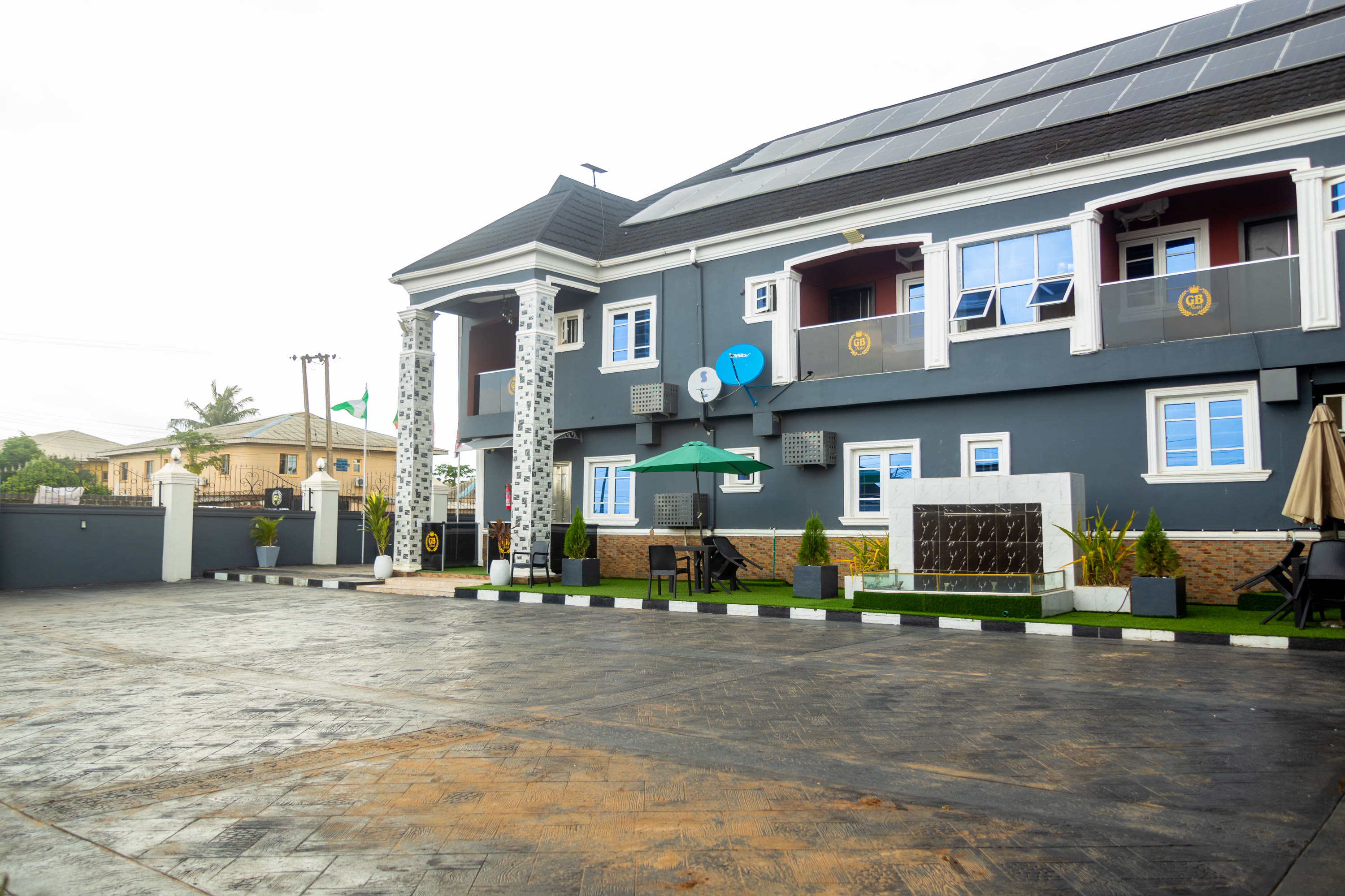 Building — front face 4